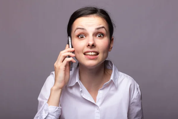 Chica Una Camisa Blanca Comunica Por Teléfono —  Fotos de Stock