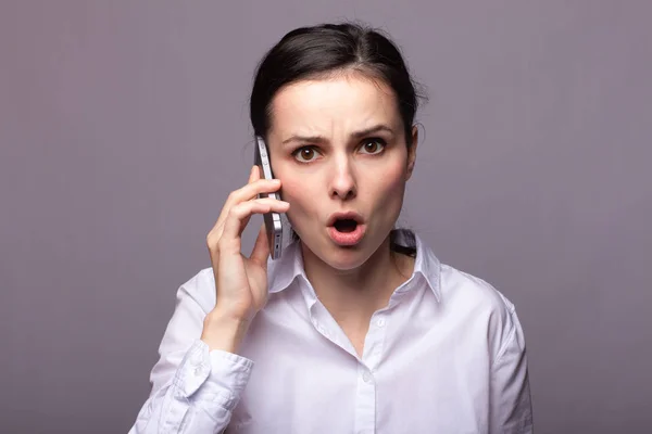 Chica Una Camisa Blanca Comunica Por Teléfono —  Fotos de Stock