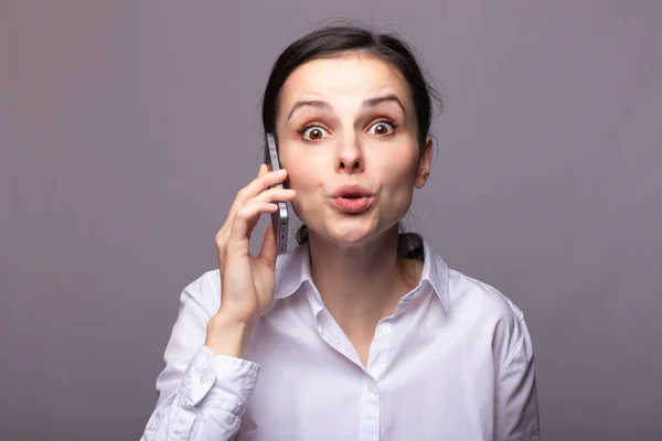 Fille Dans Une Chemise Blanche Communique Téléphone — Photo