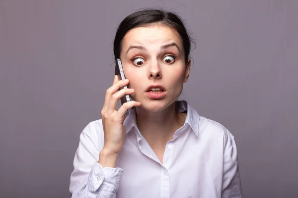 Chica Una Camisa Blanca Comunica Por Teléfono —  Fotos de Stock