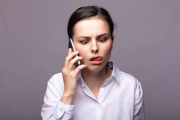 Fille Dans Une Chemise Blanche Communique Téléphone — Photo