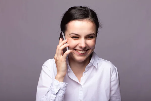 Menina Uma Camisa Branca Comunica Telefone — Fotografia de Stock