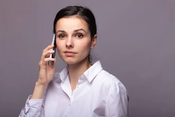 Chica Una Camisa Blanca Comunica Por Teléfono —  Fotos de Stock