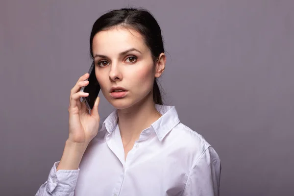 Menina Uma Camisa Branca Comunica Telefone — Fotografia de Stock