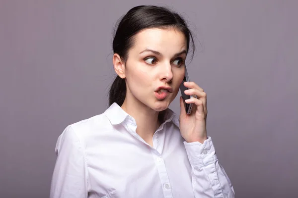 Chica Una Camisa Blanca Comunica Por Teléfono — Foto de Stock