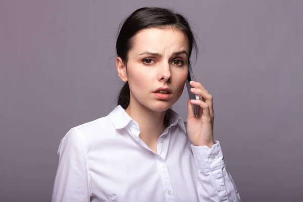 Chica Una Camisa Blanca Comunica Por Teléfono — Foto de Stock