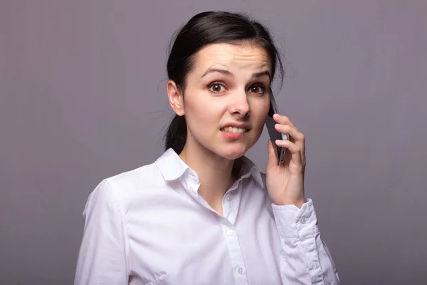 Chica Una Camisa Blanca Comunica Por Teléfono —  Fotos de Stock