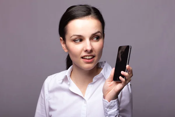 Mädchen Weißen Hemd Kommuniziert Telefon — Stockfoto