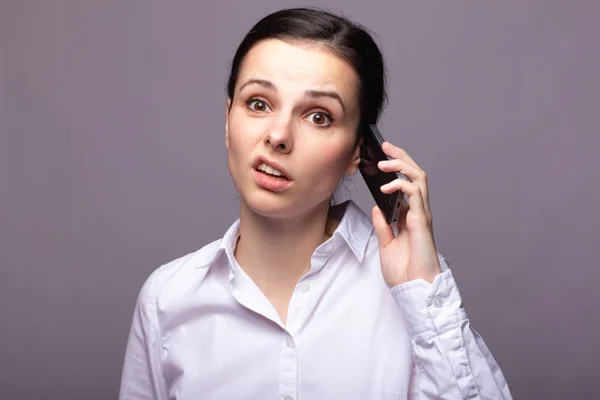 Beyaz Gömlekli Kız Telefonda Iletişim Kuruyor — Stok fotoğraf