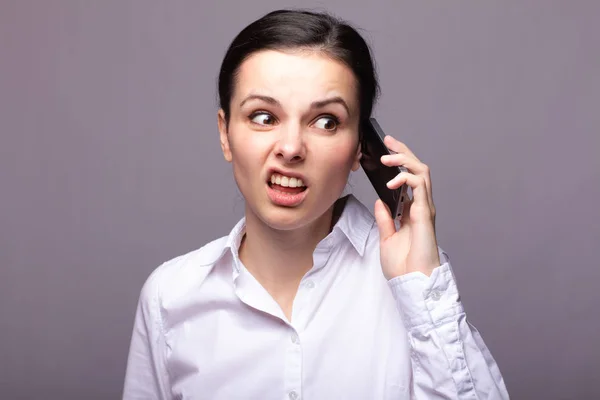 Meisje Een Wit Overhemd Communiceert Telefoon — Stockfoto