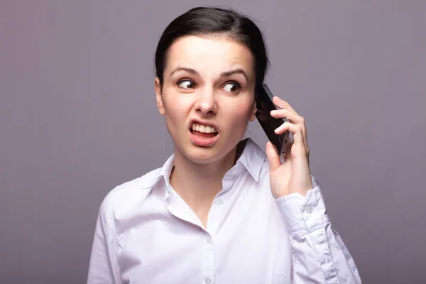 Menina Uma Camisa Branca Comunica Telefone — Fotografia de Stock