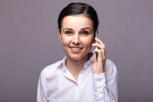 Menina Uma Camisa Branca Comunica Telefone — Fotografia de Stock