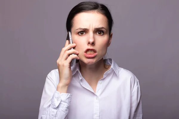 Chica Una Camisa Blanca Comunica Por Teléfono —  Fotos de Stock