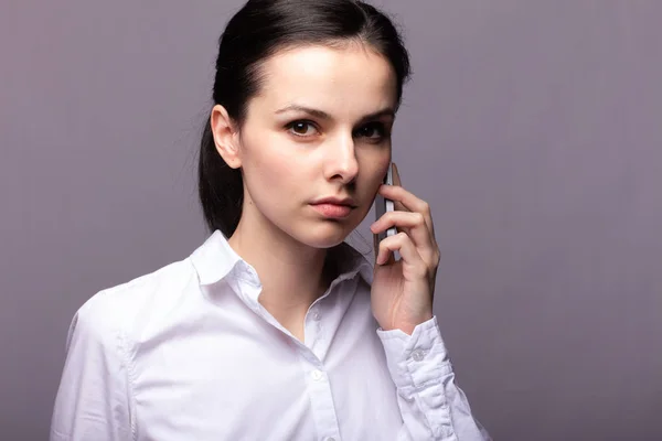 Lány Egy Fehér Inget Kommunikál Telefon — Stock Fotó