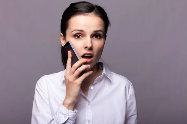 Mädchen Weißen Hemd Kommuniziert Telefon — Stockfoto