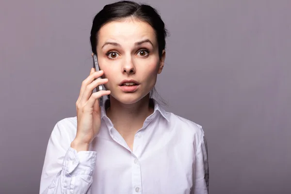 Chica Una Camisa Blanca Comunica Por Teléfono —  Fotos de Stock