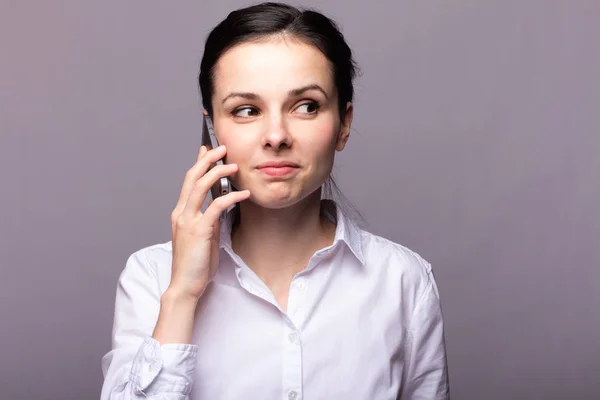 Chica Una Camisa Blanca Comunica Por Teléfono —  Fotos de Stock