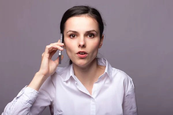 Flicka Vit Skjorta Kommunicerar Telefonen — Stockfoto