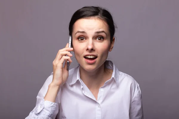 Flicka Vit Skjorta Kommunicerar Telefonen — Stockfoto