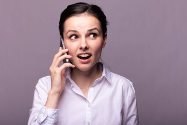 beyaz gömlekli kız telefonda iletişim kuruyor