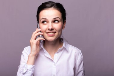 beyaz gömlekli kız telefonda iletişim kuruyor