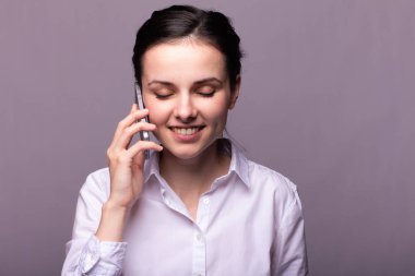 beyaz gömlekli kız telefonda iletişim kuruyor