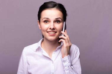 beyaz gömlekli kız telefonda iletişim kuruyor