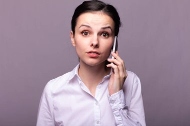 beyaz gömlekli kız telefonda iletişim kuruyor