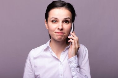 beyaz gömlekli kız telefonda iletişim kuruyor