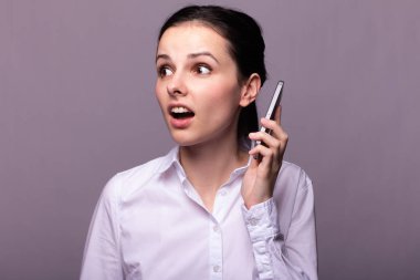beyaz gömlekli kız telefonda iletişim kuruyor