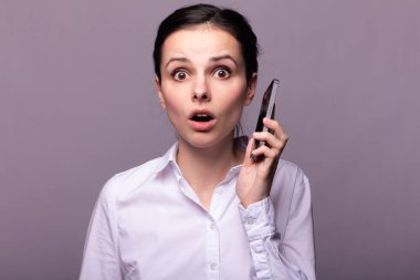 beyaz gömlekli kız telefonda iletişim kuruyor