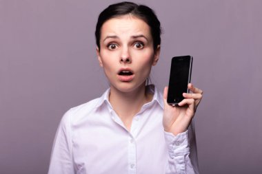 beyaz gömlekli kız telefonda iletişim kuruyor