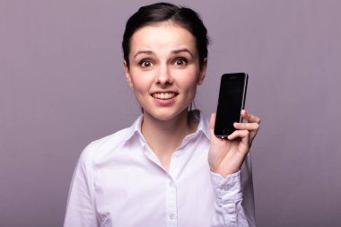 beyaz gömlekli kız telefonda iletişim kuruyor