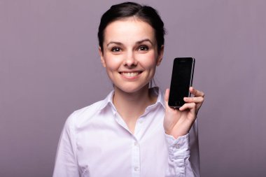 beyaz gömlekli kız telefonda iletişim kuruyor