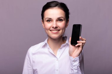 beyaz gömlekli kız telefonda iletişim kuruyor