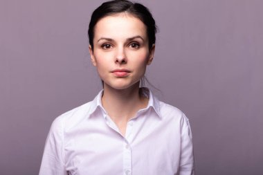 kız beyaz bir gömlek 