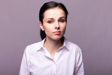 kız beyaz bir gömlek 