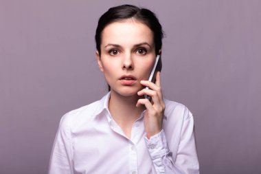 beyaz gömlekli kız telefonda iletişim kuruyor