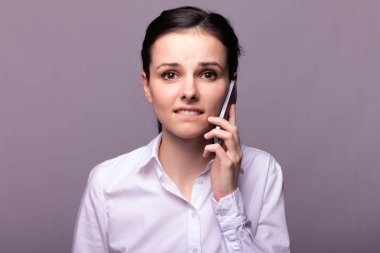 beyaz gömlekli kız telefonda iletişim kuruyor