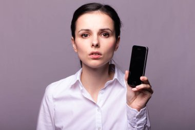 beyaz gömlekli kız telefonda iletişim kuruyor