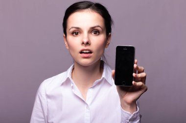 beyaz gömlekli kız telefonda iletişim kuruyor