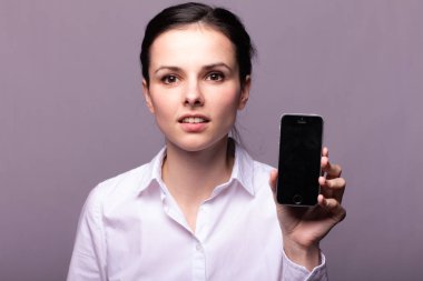 beyaz gömlekli kız telefonda iletişim kuruyor