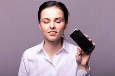 beyaz gömlekli kız telefonda iletişim kuruyor