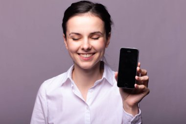 beyaz gömlekli kız telefonda iletişim kuruyor