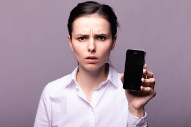 beyaz gömlekli kız telefonda iletişim kuruyor