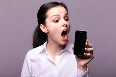 beyaz gömlekli kız telefonda iletişim kuruyor