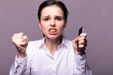 beyaz gömlekli kız telefonda iletişim kuruyor