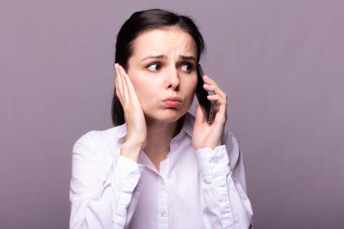 beyaz gömlekli kız telefonda iletişim kuruyor