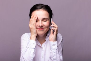 beyaz gömlekli kız telefonda iletişim kuruyor