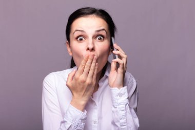 beyaz gömlekli kız telefonda iletişim kuruyor